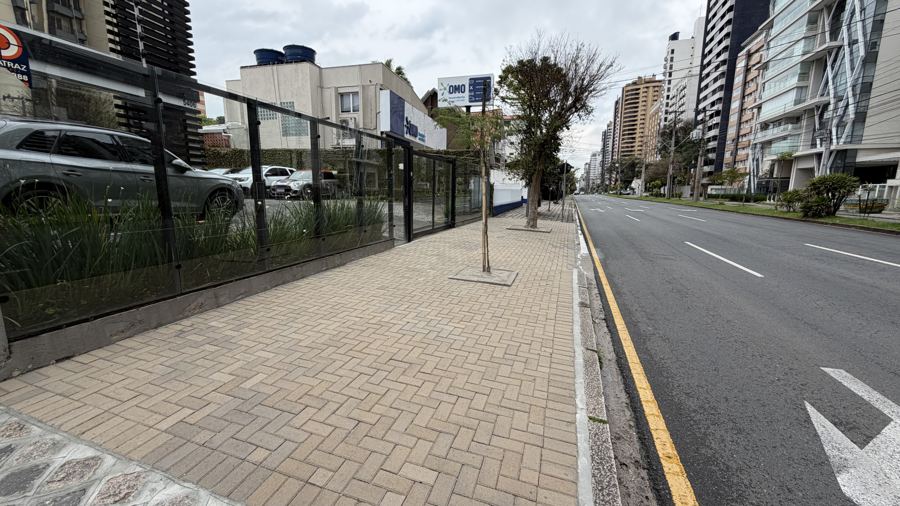 A mesma calçada depois da reforma, executada em paver nivelado