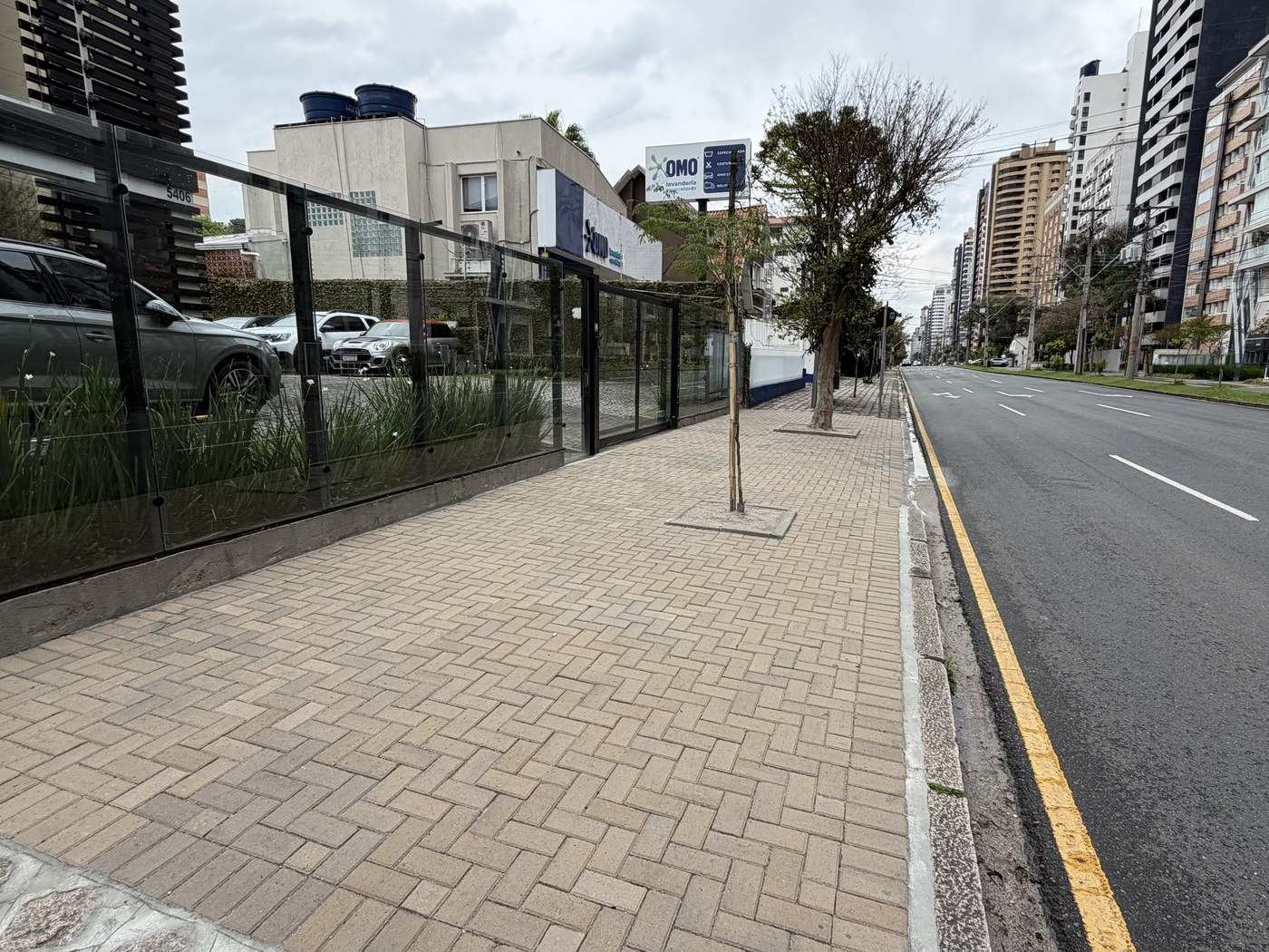 Calçada em paver executada pela Saval na Avenida Visconde de Guarapuava, Curitiba