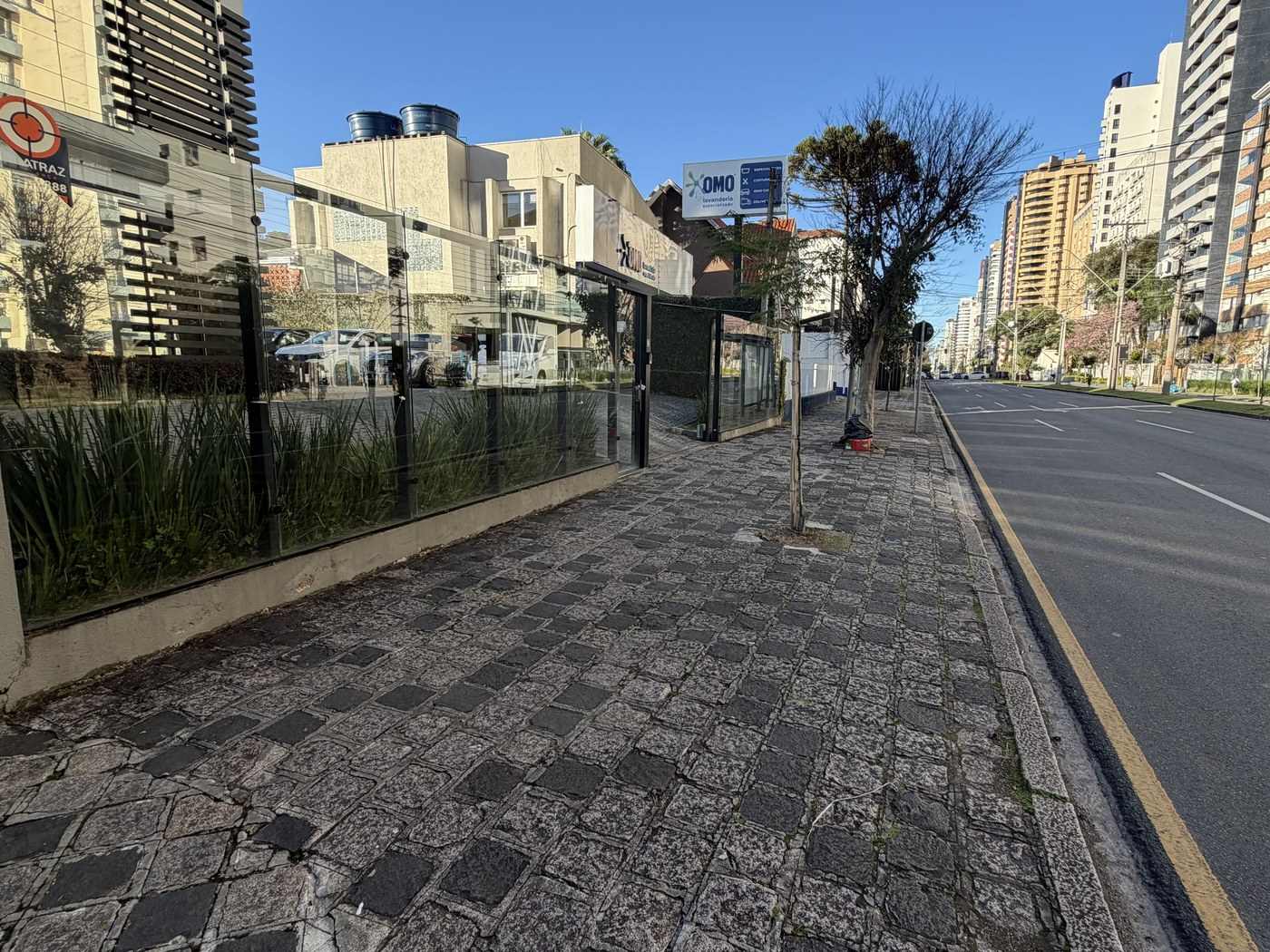 Calçada com lajota antiga irregular antes da execução do paver