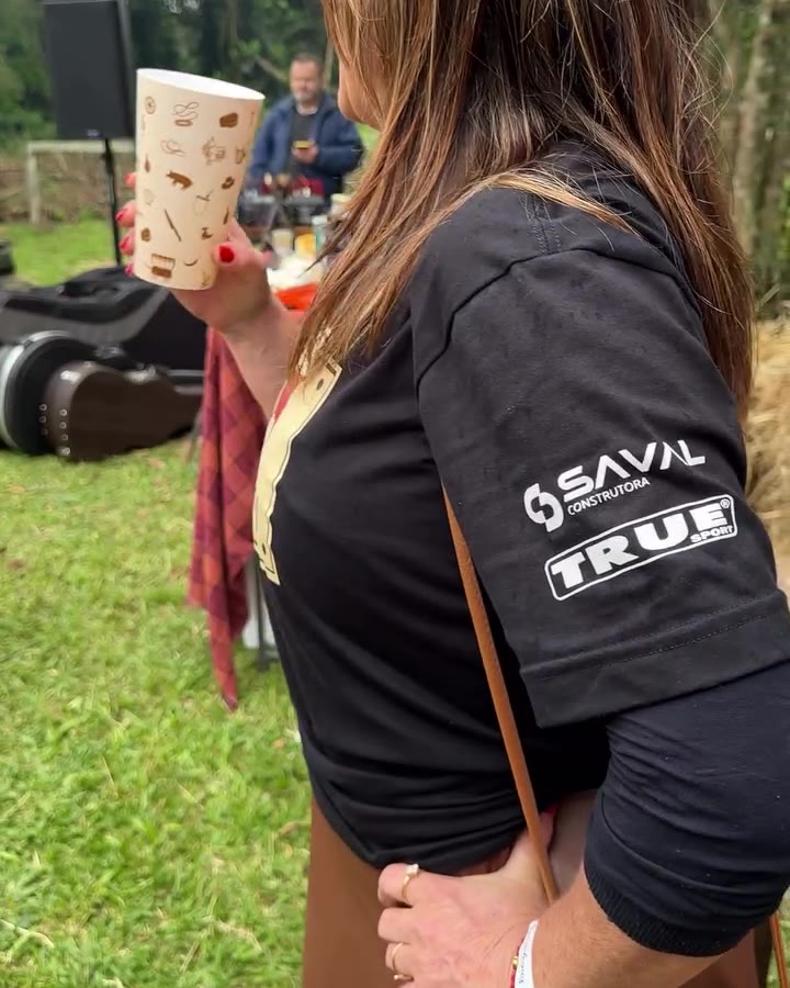 Camiseta do Porcadeiros com a logo da Saval Construtora na manga, durante o evento em São Luiz do Purunã